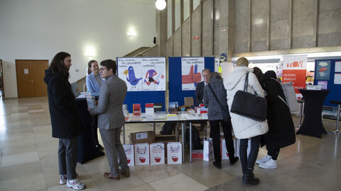 Publikum an den Infoständen beim "Markt der Möglichkeiten"