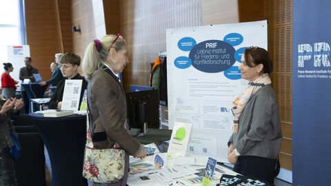 Publikum an den Infoständen beim "Markt der Möglichkeiten"