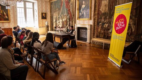 Lesung in einem Schloss, Kinder hören zu