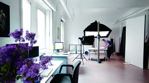 Blick in ein Atelier mit aufgebautem Fotoset.