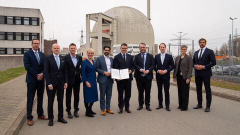 Vertreterinnen und Vertreter aus Politik, Wirtschaft und Forschung stehen vor Biblis.