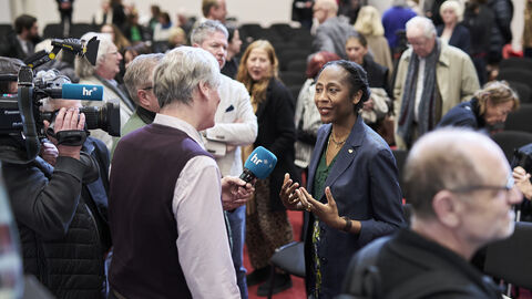 Naomi Beckwith im Interview. Naomi Beckwith beim Interview.