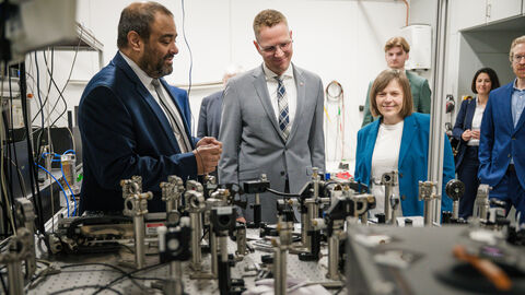 Besichtigung von Forschungsinfrastruktur für das EFRE-Innovationslabor Prozessdiagnostik für energieeffiziente und ressourcenschonende Technologien bei der Übergabe des Bewilligungsbescheids durch Christoph Degen (Mitte), Staatssekretär im Hessischen Ministerium für Wissenschaft und Forschung, Kunst und Kultur. Links Prof. Dr. Sangam Chatterjee (I. Physikalisches Institut der JLU), rechts JLU-Vizepräsidentin Prof. Dr. Wencke Gwozdz.