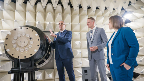 Staatssekretär Christoph Degen lässt sich eine Maschine erklären