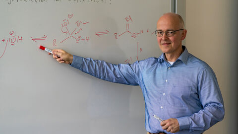 Prof. Dr. Göttlich legt den Fokus auf praxisnahe und experimentelle Ansätze. Rchard Göttlich steht an der Tafel