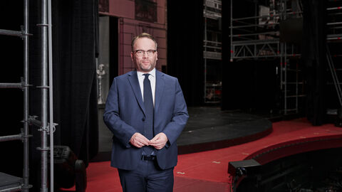 Timon Gremmels hinter der Bühne des Staatstheaters Wiesbaden.