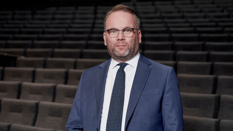 Timon Gremmels steht im Zuschauerraum des Staatstheaters Kassels.