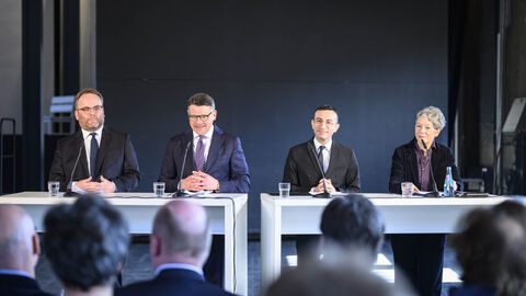 Wissenschaftsminister Timon Gremmels, Ministerpräsident Boris Rhein, Frankfurts Oberbürgermeister Mike Josef und Kulturdezernentin Dr. Ina Hartwig sitzen nebeneinander auf einem Podium.