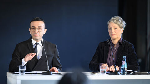 Oberbürgermeister Mike Josef und Kulturdezernentin Dr. Ina Hartwig sitzen auf dem Podium.