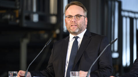 Impressionen der Pressekonferenz zur Vorstellung der Pläne für den Kulturcampus Frankfurt. Minister Gremmes sitzt auf dem Podium.