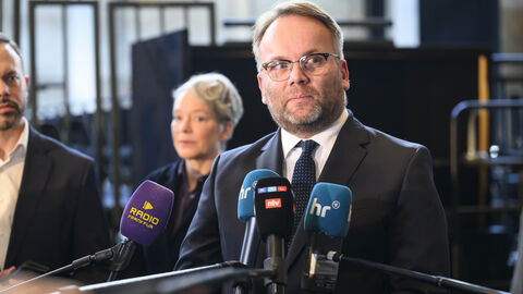 Impressionen der Pressekonferenz zur Vorstellung der Pläne für den Kulturcampus Frankfurt. Minister Gremmels steht vor Mikrofonen.