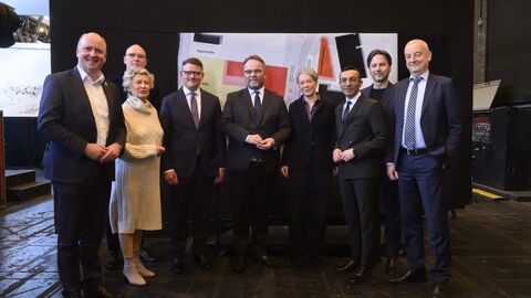 Impressionen der Pressekonferenz zur Vorstellung der Pläne für den Kulturcampus Frankfurt. Wissenschaftsminister Timon Gremmels, Ministerpräsident Boris Rhein, Frankfurts Oberbürgermeister Mike Josef und Kulturdezernentin Dr. Ina Hartwig stehen mit weiteren Verteterinnen und Vertretern aus Politik und Forschung vor dem Lageplan des Kulturcampus.