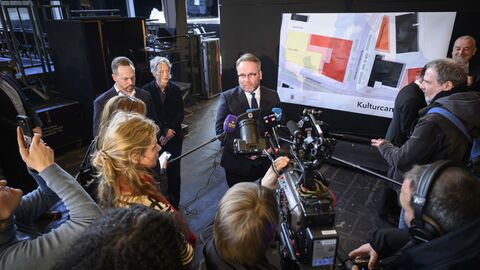 Impressionen der Pressekonferenz zur Vorstellung der Pläne für den Kulturcampus Frankfurt. Minister Gremmels steht vor Mikrofonen und Kameras.