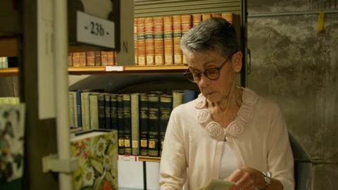 Sie findet: Ehrenamt bietet die Chance, das zu tun, was einen interessiert - und dabei neue Fähigkeiten zu entdecken Edith Rassinger blättert in einem Buch im Archiv vom Museum Wiesbaden.