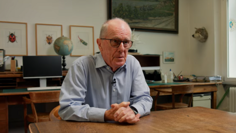 Über 10.000 Fotos von Schädeln, Schildkrötenpanzern, Eiern und mehr hat Klaus Rassinger seither im Museumsmagazin gemacht. Klaus Rassinger sitzt an einem Tisch und spricht