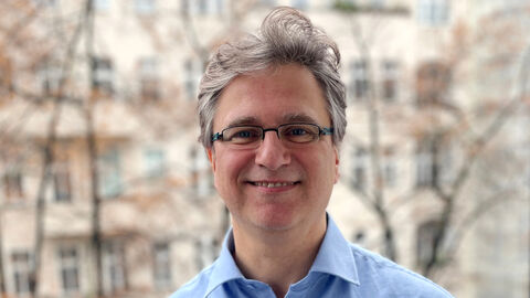 Mit seinem Leitsatz „Good linguists are better teachers!“ hat sich Prof. Dr. Kreyer an der Philipps-Universität Marburg einen Namen gemacht. Porträt von Prof. Dr. Kreyer.