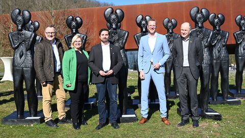 die Personen von links: Dr. Rainer Waldschmidt, Geschäftsführer der Hessen Agentur, Henrike Strauch, Bürgermeisterin Glauburg, Marcus Coesfeld, Direktor der Keltenwelt, Christoph Degen, Staatssekretär im Hessischen Ministerium für Wissenschaft und Forschung, Kunst und Kultur, Professor Udo Recker, Landesarchäologe