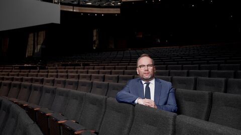 Minister Gremmels sitzt im Zuschauerraum des Staatstheaters Kassel.