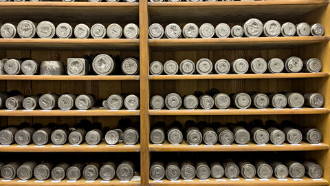 Prägestempel des Münzfälschers Carl Wilhelm Becker Ein Regal mit Hunderten von Prägestempeln zum Münzenfälschen