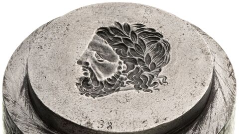 Becker benutzte dieselbe Prägetechnik wie die Antike: eine Hammerprägung mit einem festen Unterund einem beweglichen Oberstempel, zwischen die der Münzschrötling gelegt wurde. Unterstempel einer Münze mit einem Männerkopf darauf.