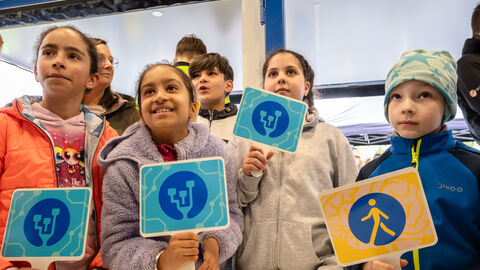 Kinder im Curiosity Cube