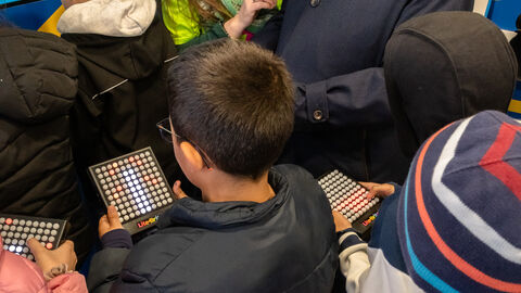 Minister Gremmels, umgeben von Kindern.