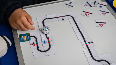 Programmieren geht auch mit einfachsten Mitteln. Kinder beim Programmieren.
