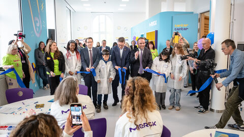 Der Curiosity Cube wird eröffnet. Minister Gremmels schneidet mit Kindern das Band durch.
