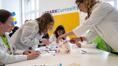 Merck gehört zur hessischen Forschungslandschaft. Kinder beim Ausprobieren.