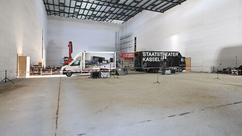 Noch ist es eine leere Halle auf Grundlage einer Stahlbaukonstruktion, doch Stück für Stück wird das Theater weiter Gestalt annehmen. Blick in eine leere Halle.