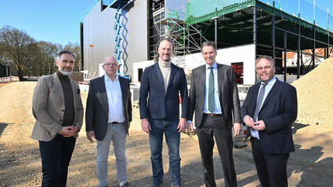 Ortstermin an der Interimsspielstätte des Staatstheaters Kassel (v.li.) Uwe Gabriel (GWG), Otto Schweitzer (NÜSSLI), Intendant Florian Lutz, Oberbürgermeister Sven Schoeller und Hessens‐ Kunst‐ und Kulturminister Timon Gremmels. Ortstermin an der Interimsspielstätte des Staatstheaters Kassel (v.li.) Uwe Gabriel (GWG), Otto Schweitzer (NÜSSLI), Intendant Florian Lutz, Oberbürgermeister Sven Schoeller und Hessens‐ Kunst‐ und Kulturminister Timon Gremmels.