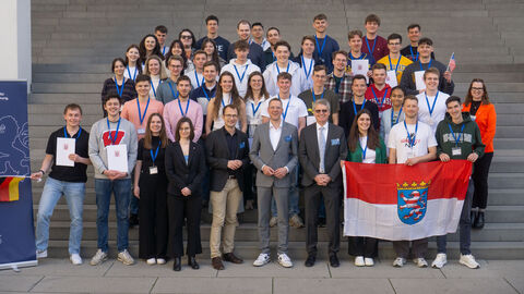 Staatssekretär Christoph Degen mit den Teilnehmerinnen und Teilnehmern des Landesprogramms. Staatssekretär Christoph Degen mit den Teilnehmerinnen und Teilnehmern des Landesprogramms.