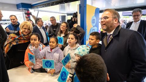 Minister Gremmels probiert mit Kindern die Mitmach-Experimente aus. Minister Gremmels probiert mit Kindern die Mitmach-Experimente aus.
