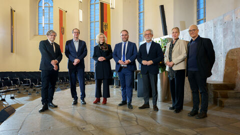 Die Mitglieder des wissenschaftlichen Beirates des Programm „Stärkung der Demokratieforschung Hessen“ stehen mit Minister Gremmels in der Paulskirche