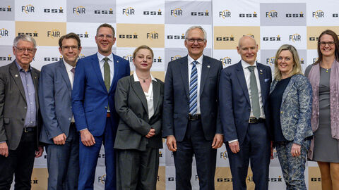 Gruppenbild mit dem neuen wissenschaftlichen Leiter von GSI/FAIR.