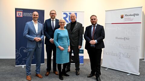 V.l.n.r.: Clemens Hoch (Minister für Wissenschaft und Gesundheit des Landes Rheinland-Pfalz), Prof. Dr. Enrico Schleiff (Präsident der Goethe-Universität Frankfurt), Prof. Dr. Tanja Brühl (Präsidentin der TU Darmstadt), Prof. Dr. Georg Krausch (Präsident der Johannes Gutenberg-Universität Mainz) und Timon Gremmels (Hessischer Minister für Wissenschaft und Forschung, Kunst und Kultur). Clemens Hoch (Minister für Wissenschaft und Gesundheit des Landes Rheinland-Pfalz), Prof. Dr. Enrico Schleiff (Präsident der Goethe-Universität Frankfurt), Prof. Dr. Tanja Brühl (Präsidentin der TU Darmstadt), Prof. Dr. Georg Krausch (Präsident der Johannes Gutenberg-Universität Mainz) und Timon Gremmels (Hessischer Minister für Wissenschaft und Forschung, Kunst und Kultur).