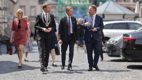 Drei Männer unterhalten sich.