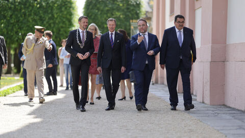 Impressionen von der Jubiläumsveranstaltung zu "Leben im Schloss". Gruppenbild mit Minister Gremmels.