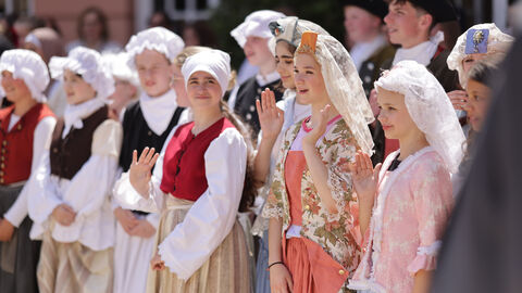 Kostümierte Kinder warten auf den Minister.