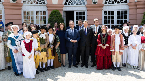Impressionen von der Jubiläumsveranstaltung zu "Leben im Schloss". Gruppenbild mit Minister