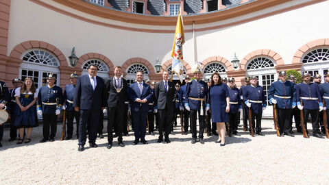 Impressionen von der Jubiläumsveranstaltung zu "Leben im Schloss". Gruppenbild mit Minister