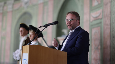 Impressionen von der Jubiläumsveranstaltung zu "Leben im Schloss". Minister Gremmels am Rednerpult