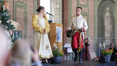 Zwei kostümierte Kinder auf der Bühne.