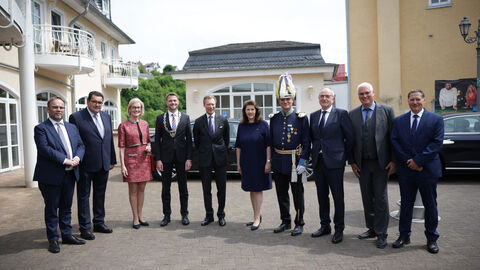 Impressionen von der Jubiläumsveranstaltung zu "Leben im Schloss". Gruppenbild mit Minister