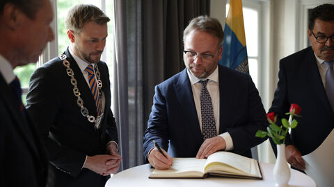 Minister Timon Gremmels trägt sich ins Goldene Buch der Stadt ein.