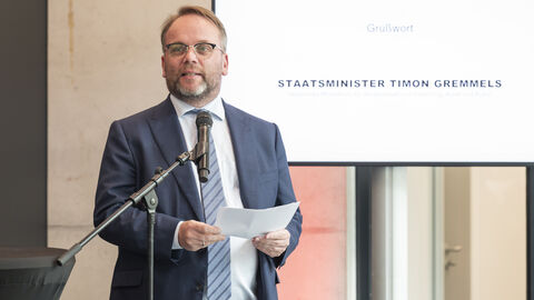 Minister Gremmels am Rednerpult "Das Center for Reliability Analytics ist für den Standort Lichtwiese ein Meilenstein", so Minister Gremmels.