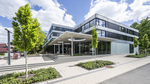 Der Forschungsbau von außen. Der Forschungsbau von außen.