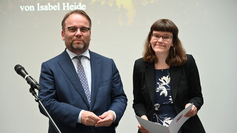 Wissenschaftsminister Timon Gremmels ehrt Preisträgerin Isabel Heide