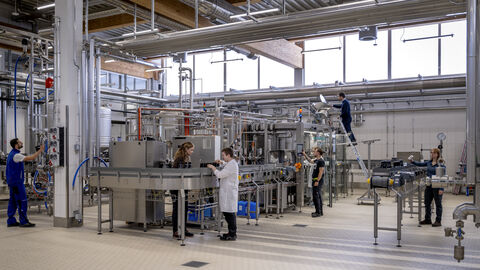 Impressionen aus der Hochschule Geisenheim: Einweihung des Getränketechnologischen Zentrums und Richtfest fürs Forschungszentrum für nachhaltigen und klimaangepassten Weinbau Studierende an den Zapfanlagen des GTZ