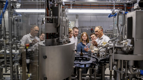 Studierende an den Zapfanlagen des GTZ